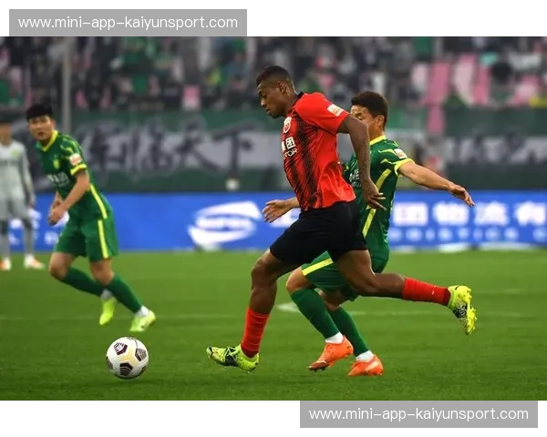 绿茵场上的紫色魅影与红色信仰：巴塞罗那与国安的足球对话